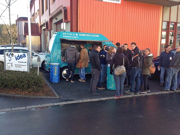 Pulled Pork, Burgers und hausgemachte Pommes aus einem türkis­farbenen Food Truck