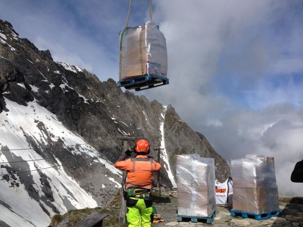 Logistik für die Hütte per Helikopter