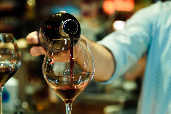  Ein bauchiges Weinglas ist ideal für Rotweine.