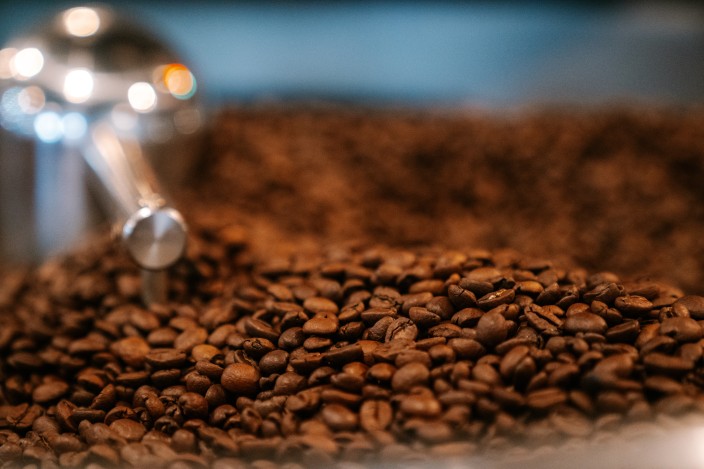 Frisch geröstete Kaffeebohnen in der Kaffee-Fabrik