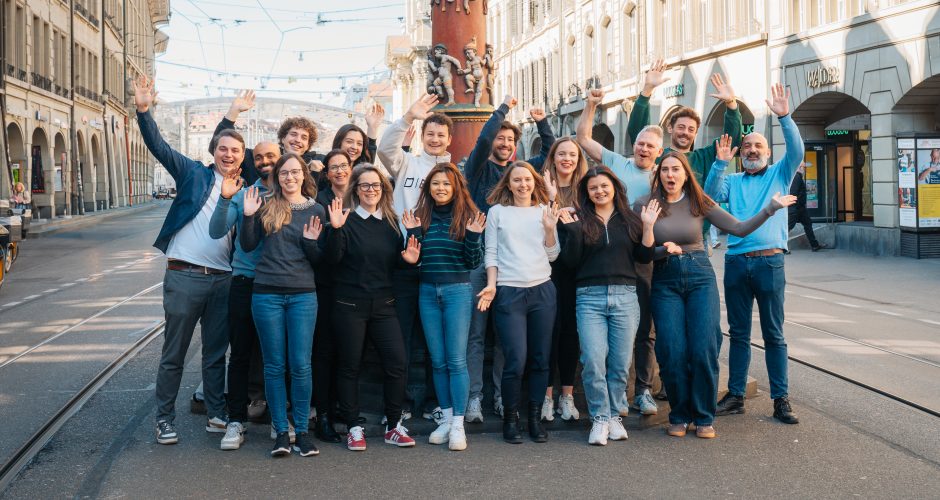 Team der Schweizer Gastronomiefernschule vor dem B&uuml;ro in Bern