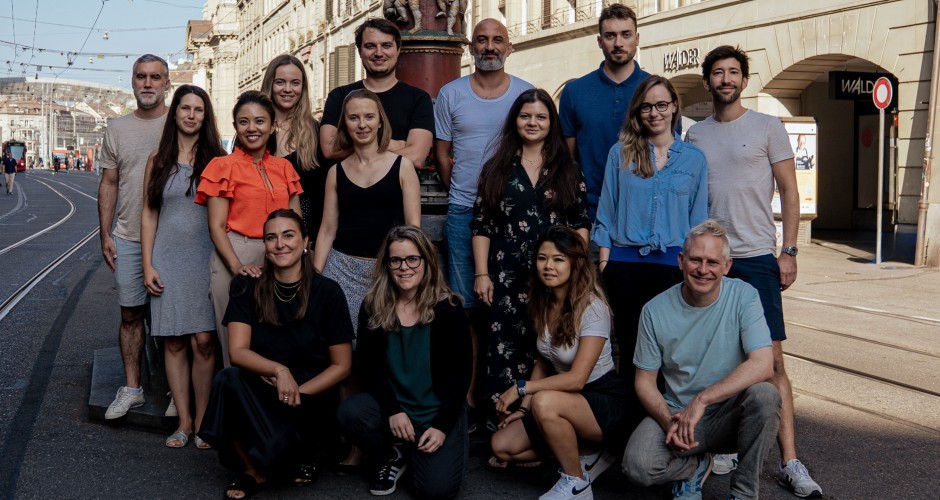 Team der Schweizer Gastronomiefernschule vor dem B&uuml;ro in Bern