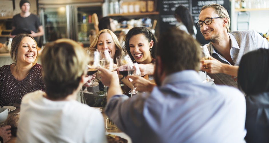 Unterschiedliche Gäste in der Gastronomie