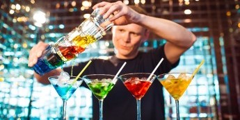 Barkeeper werden, kennt in der Schweiz keinen reglementierten Ausbildungsweg.