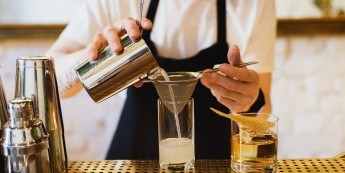 Die richtige Mixtechnik ist matchentscheidend für einen guten Cocktail.