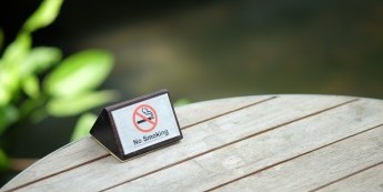 Das eidgenössische Rauchergesetz wird durch kantonale Raucherbestimmungen ergänzt.
