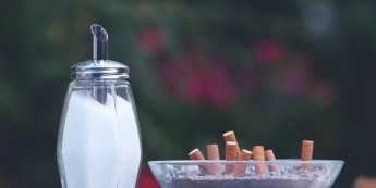 Das eidgenössische Rauchergesetz wird durch kantonale Raucherbestimmungen ergänzt.