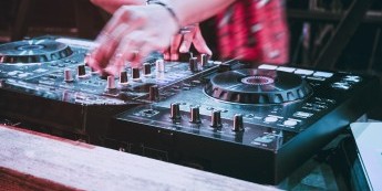 In Clubs und Diskotheken wird die ganze Nacht gefeiert.