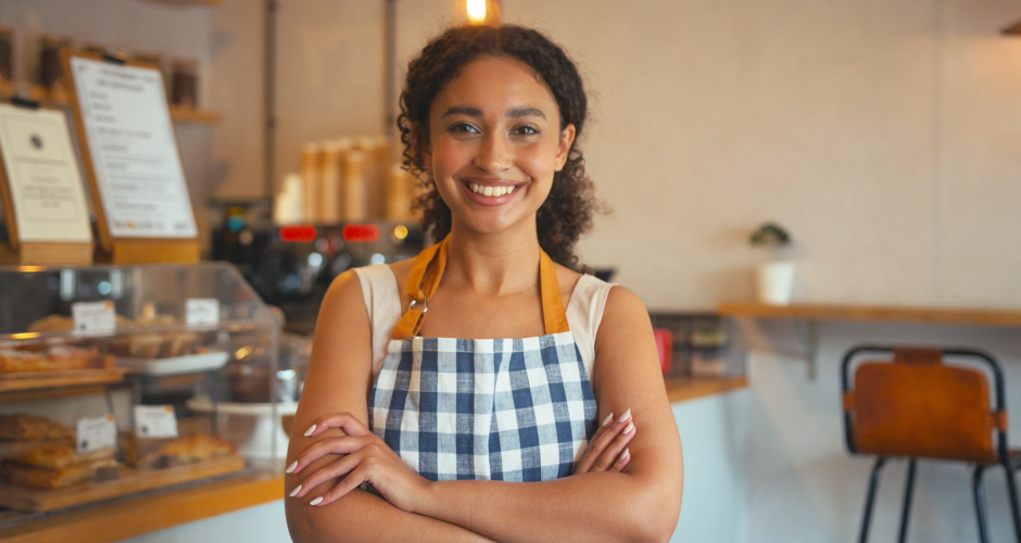Glückliche Frau im eigenen Café