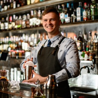 Mann in Bar, der den Barkurs abgeschlossen hat